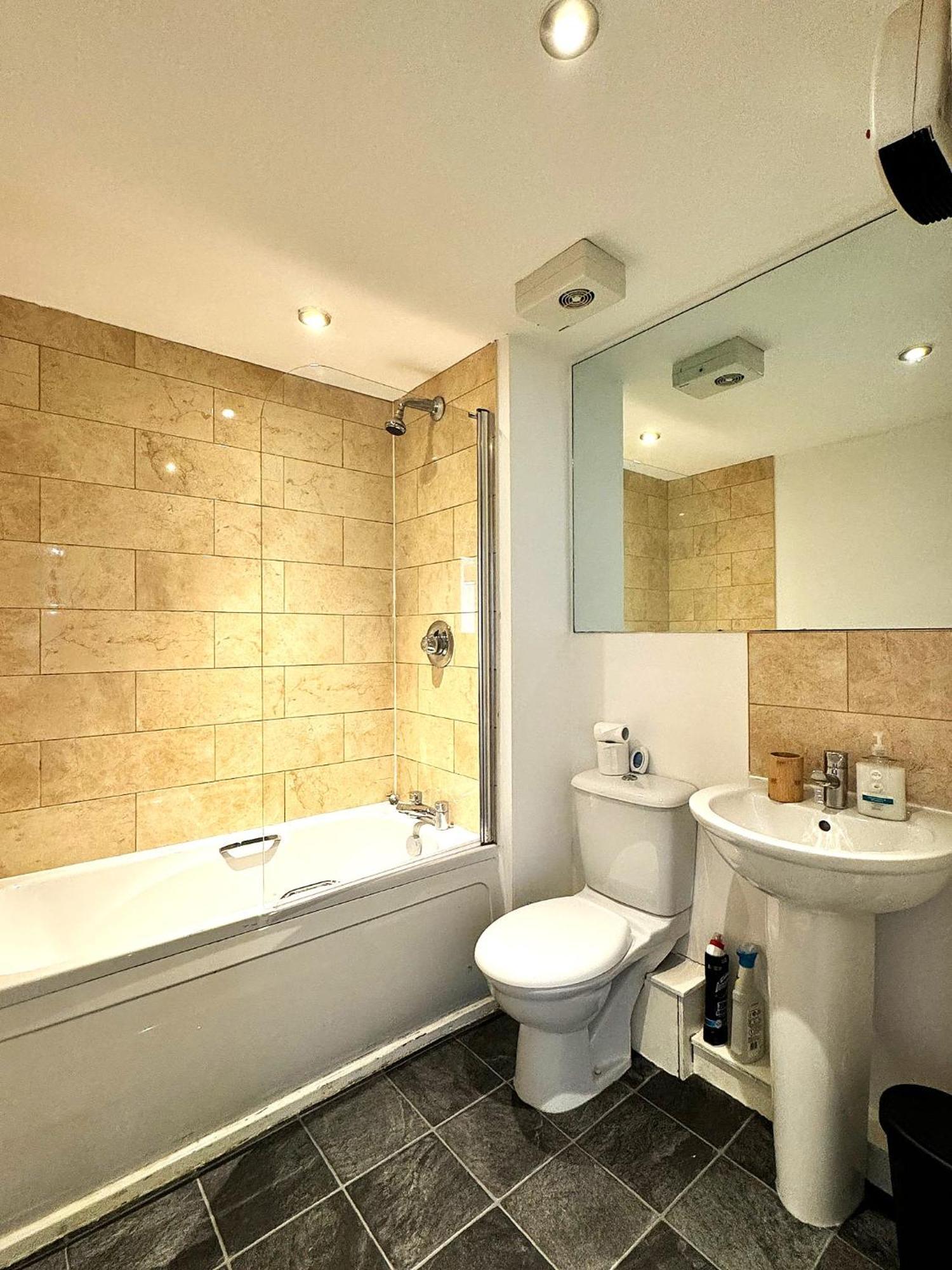 2 Bed Ensuite With Balcony And Free Onsite Secure Parking Manchester Esterno foto