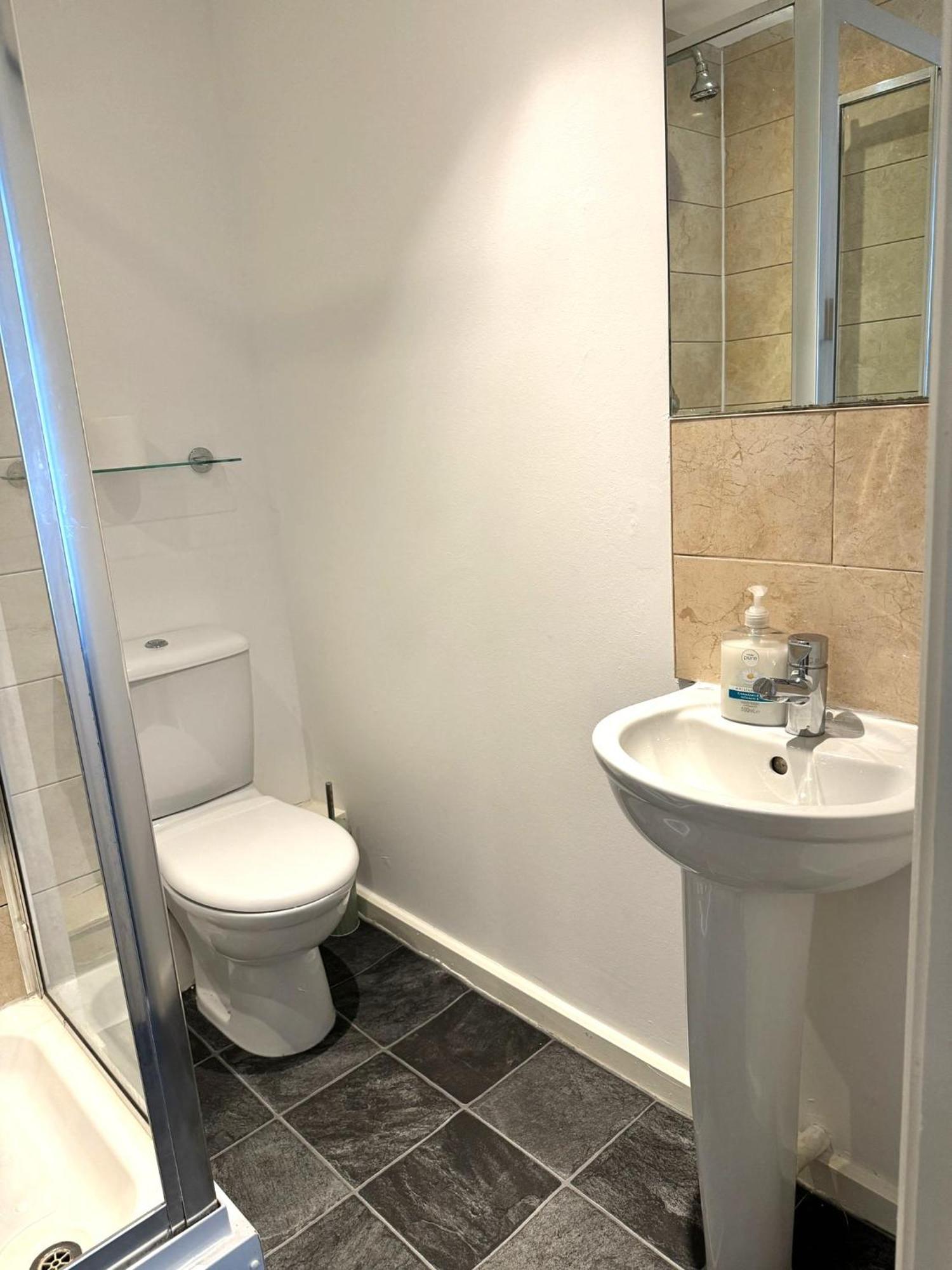 2 Bed Ensuite With Balcony And Free Onsite Secure Parking Manchester Esterno foto
